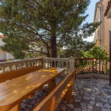Cozy Nur 250 Meter Zum Mit Meerblick, Grillplatz, Privatparkplatz Novi Vinodolski