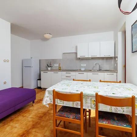 Cozy Nur 250 Meter Zum Mit Meerblick, Grillplatz, Privatparkplatz * Novi Vinodolski