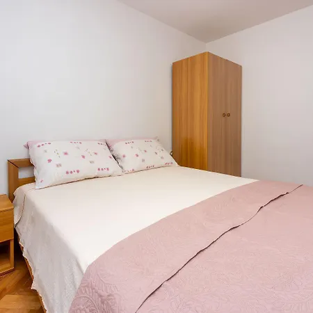 Cozy Nur 250 Meter Zum Mit Meerblick, Grillplatz, Privatparkplatz * Novi Vinodolski