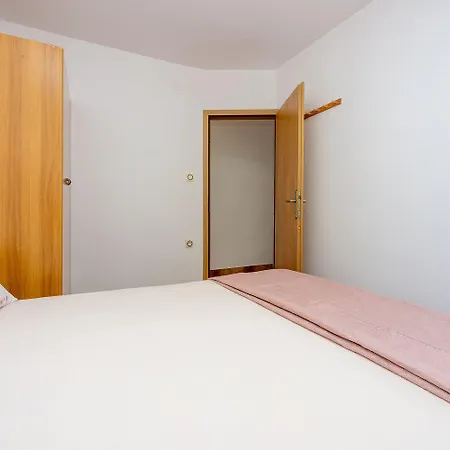 Cozy Nur 250 Meter Zum Mit Meerblick, Grillplatz, Privatparkplatz * Novi Vinodolski