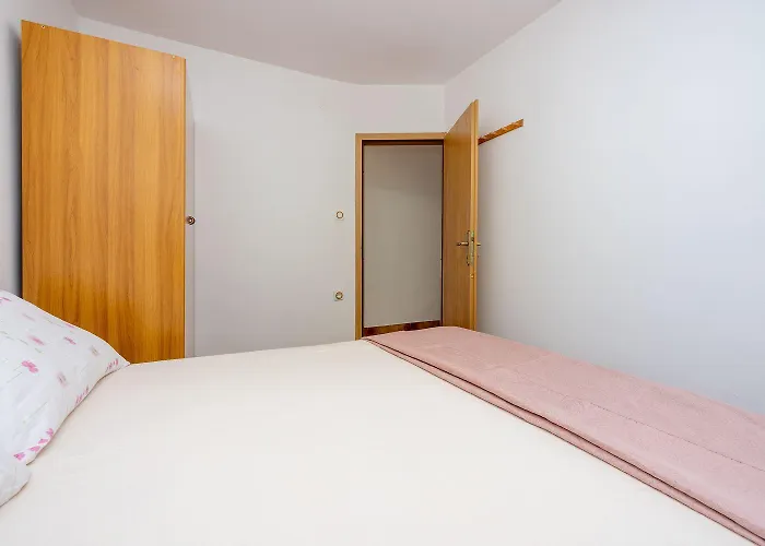 Cozy Nur 250 Meter Zum Mit Meerblick, Grillplatz, Privatparkplatz * Novi Vinodolski